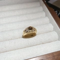 Anello vintage dorato stile palazzo con pietra marrone e scintillanti accenti di diamanti - Stile 15 / Oro E Caffè