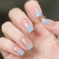 Unghie finte sfumate rosa e blu con profili glitter dorati e decorazioni in metallo - Stile Foglia Oro Sfumato Rosa Blu (CW721)