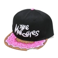 Detail van The Munchies borduurwerk en donutrand met uniek bijtspoor ontwerp - M (56-58cm) / Magenta Rand (BQMZ790-3)
