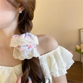 Détail d'un chouchou floral avec bordure en dentelle porté sur une tresse de cheveux - 15# Chouchou Floral Rose avec Bordure en Dentelle