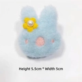 Vista dettagliata della spilla a coniglio in peluche azzurro con fiore giallo, 5,5x5 cm - Originale (Senza Spilla) / Blu