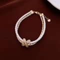 Detalle de la pulsera de doble capa de cuero y cadena dorada con símbolo X de circonitas - Pulsera-Blanco