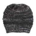 Détail de la texture en maille mélangée noire, grise et blanche d'un bonnet d'hiver chaud - Noir Gris Blanc