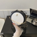 Borsa rotonda a scacchi bianchi e neri con catena di perle e decorazione a ciliegia dorata - Nero