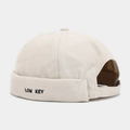 Beige Docker-Mütze mit schwarzer LOW KEY Stickerei aus glattem Stoff im Streetwear-Stil - Verstellbar / Beige