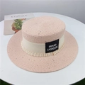 Dettaglio cappello di paglia rosa con paillettes, nastro a balze ed etichetta moda in alto - M (56-58 cm) Regolabile / Rosa Chiaro