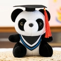 Süßer Absolventen-Panda Plüschtier mit schwarzem Doktorhut und einer roten Quaste. - Blauer Kragen
