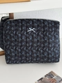 Beauty case trapuntato blu scuro a fiori con fiocco bianco e cerniera zip - Blu Notte Floreale - Pochette