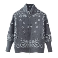 Dettaglio del cardigan grigio in maglia con motivo jacquard paisley e collo alto a coste - S / Grigio