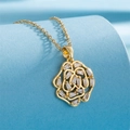Collana con ciondolo a rosa traforata in oro 18 carati e diamanti su espositore celeste - Oro