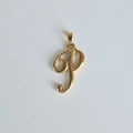 Vue détaillée du pendentif vintage lettre P en acier inoxydable doré à l'or 18 carats - Pendentif uniquement / Pendentif P