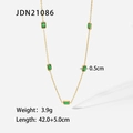 Dettaglio collana in acciaio inossidabile oro 14K con zirconi verdi e misure incluse - JDN21086 Collana con Pietra Rettangolare
