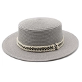 Détail d'un chapeau de paille à bord plat avec ruban à damier et bords effilochés - M (56-58cm) / Gris