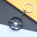 Detail eines Auto-Lenkrad-Schlüsselanhängers aus Zinklegierung mit Chrom-Finish und Ring - Silbernes Lenkrad