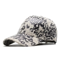 Détail d'une casquette de baseball léopard classique, base crème avec visière courbée - Blanc