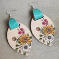 Details von böhmischen Tropfenohrringen aus Holz mit Sonnenblumen und blaugrünem Leder - Stil mit Sonnenblumen, Gänseblümchen und blaugrünem Leder
