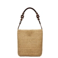 Borsa a tracolla in paglia arcobaleno con perle in legno e manici marroni su sfondo bianco - Cachi