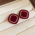 Détails de boucles d'oreilles carrées en velours rouge avec bordure en métal doré - 26# Carré Velours Bourgogne Bord Or (925 Sterling Silver Earring Post)