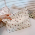 Detailaufnahme der Baumwoll-Kosmetiktasche mit Blumenmuster und dem Simple Wish Etikett - Off-White Pink Zweig