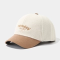 Dettaglio del cappellino bimbo con scritte ricamate e visiera in velluto a coste - 52cm (2-5 Anni) / Bianco Sporco