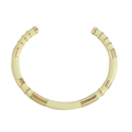 Gouden C-vormige open armband met crème emaille en gesegmenteerde textuur - Avocado Lichtgroen (Crème)