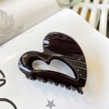 Détail de la pince à cheveux cœur marron foncé avec finition en résine de qualité - Boucle Papillon Cœur Moyen (env. 6,5 cm) / Chocolat