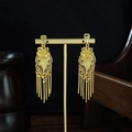 Böhmische goldene Tropfen-Quastenohrringe mit Blumendetails auf einem Display-Ständer - Gold Blumen Quaste