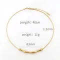 Detalle del collar de cadena de serpiente oro 18K con colgante curvo de 63mm y 40cm - Dorado