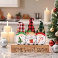 Trois gnomes de Noël sur socle en bois avec motifs festifs et texte Home Sweet Gnome - Q-G49 Trois gnomes sans visage
