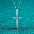 Collana a croce in argento sterling S925 con pendente in moissanite su sfondo blu brillante - 72 Punti Moissanite / 30x15mm
