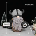 Gnomo vichingo di peluche con elmo cornuto, ascia e scudo, decoro nordico alto 26cm - Gladiatore Marrone