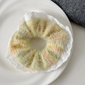 Chouchou en peluche jaune et vert avec bordure en dentelle sur une assiette blanche - Jaune