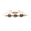Handgewebtes Armband mit lila Keramikrautenperlen und goldenen Metallelementen - Bronzeperle & Lila