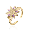 Makro-Detail des goldenen Acht-Punkte-Sternrings mit violettem Emaille-Inlay - Lila