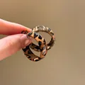 Detailansicht der Harz-Creolen mit Leopardenmuster und glatter, polierter Oberfläche - Braungelb Leopard Harz C-Form Stil (23#)
