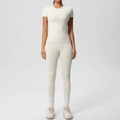 Vue détaillée de l'ensemble de yoga ivoire avec pantalon taille haute et t-shirt à manches - S / Haut Et Bas / Ivoire Clair