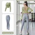 Zweiteiliges Yoga-Set mit olivgrünem Langarm-Crop-Top und hellblauer High-Waist-Leggings - S / Oberteil Und Unterteil / Kardamomgrün + Grauseeblau