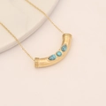Goldene Evil Eye Halskette mit gebogenem Anhänger und Türkissteinen auf weißem Sockel - Türkis Eingelegter Gebogener Rohr Stil (2#)