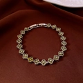 Dettaglio del bracciale con zirconi a quadrifoglio verde e base argento su seta rossa - Stile Quadrifoglio Intarsiato (5#) / Argento-Verde