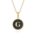 Dettaglio della collana dorata con pendente nero tondo e lettera G in acciaio titanio - Oro Lettera-G