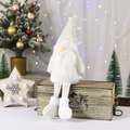 Primer plano de un gnomo navideño nórdico blanco con lentejuelas y barba de pelo sintético - Blanco