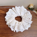 Chouchou français en dentelle blanche avec broderie ajourée sur plateau en bois - Style à Volants en Dentelle / Blanc