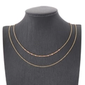 Collier double rang minimaliste en titane doré orné de petites perles de résine rose - Rose