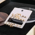 Detailaufnahme des goldenen Mond- und Herz-Ohrringsets mit glitzernden Strasssteinen - Mond und Herz 9-Paar Set