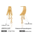 Dettaglio di orecchini a nappa in acciaio inox placcato oro 18k con zirconi tondi - Stile Frangia Arco a Cinque Pietre (JDE0311187)