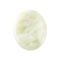 Pierre de pouce ovale vert clair polie avec texture naturelle sur fond blanc pur - Jade Xiu / 45*35*8mm