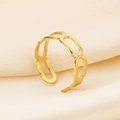 Dettaglio dell'anello a catena dorato su seta che evidenzia la trama metallica - Taglia unica / Stile Trama Catena Oro (KR105020)