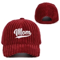 Détail de casquette de baseball en velours côtelé bordeaux avec broderie Mom blanche - Réglable / Rouge Vin MOM
