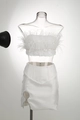 Detalle de top blanco con lentejuelas y plumas y falda con abertura de strass - L / Blanco