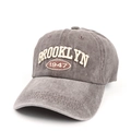 Detalle del bordado Brooklyn 1947 en gorra de algodón gris oscuro lavado vintage - Ajustable / café